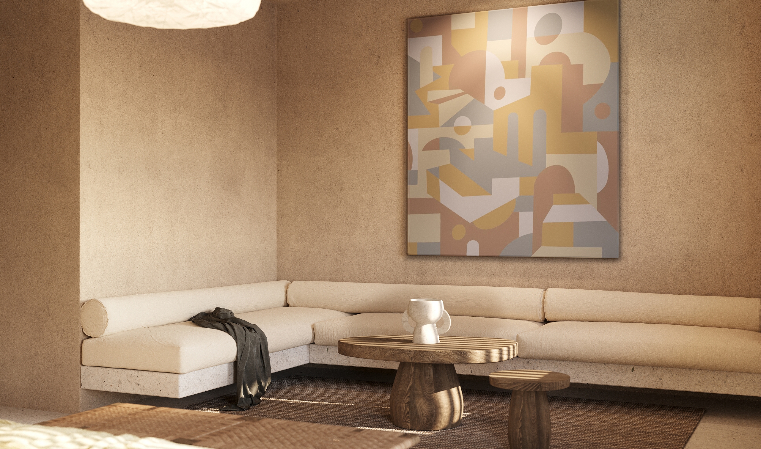 Modernes Hotelzimmer mit beigefarbenen Wänden, einer eleganten, cremefarbenen Eckbank, einem runden Holztisch mit Keramikvase und einem großen abstrakten Gemälde in warmen Naturtönen an der Wand.