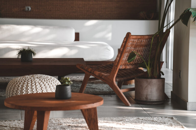 Der geflochtene Stuhl, umgeben von Pflanzen und minimalistischem Design.