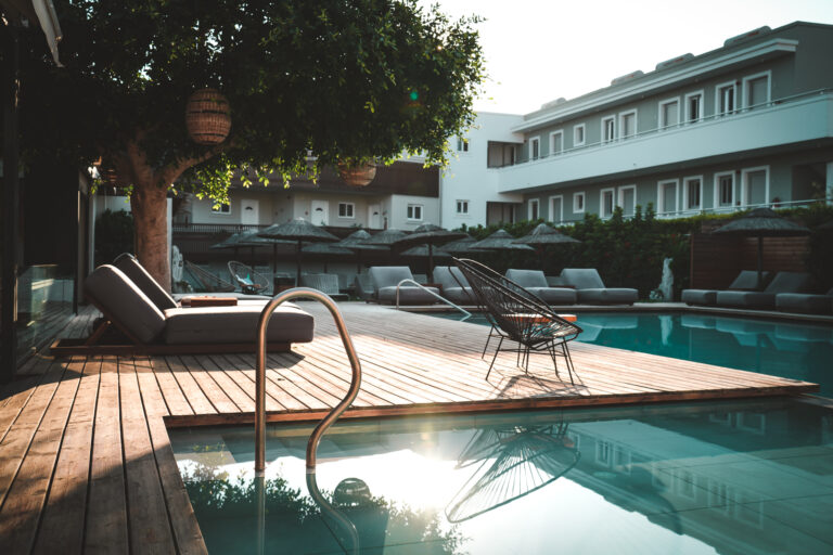 Loungebereich eines Hotels, umgeben von natürlichen Materialien und mit offenem Blick auf die Umgebung.